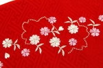 ツヤ感あるシルク生地に桜刺繍をあしらったお子さま用リンズ半衿(赤)【七五三小物特集】