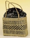 ざっくりした手編みのカゴが涼しげな手さげバッグ(黒花)