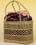 ざっくりした手編みのカゴが涼しげな手さげバッグ(赤紫花)